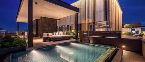 Hồ bơi ngoài trời