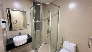 Camera Basic, 1 camera da letto, accesso al Club Lounge, vista città | Biancheria in cotone egiziano, biancheria da letto di alta qualità