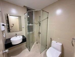 Camera Basic, 1 camera da letto, accesso al Club Lounge, vista città | Biancheria in cotone egiziano, biancheria da letto di alta qualità