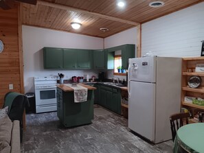Private kitchen - Pleasant 3-bedroom bungalow with AC in charming Clearfield (Clearfield)