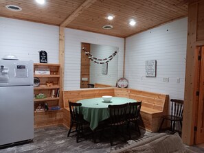 Dining - Pleasant 3-bedroom bungalow with AC in charming Clearfield (Clearfield)