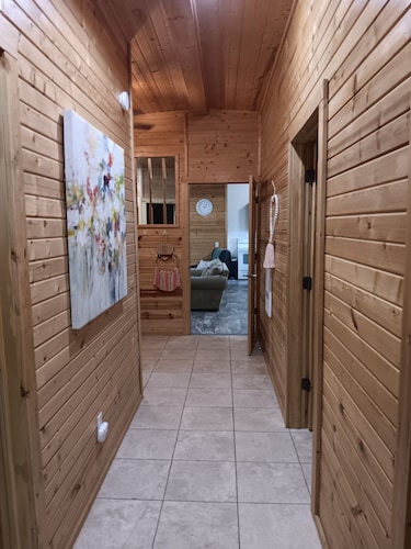 Pleasant 3-bedroom bungalow with AC in charming Clearfield