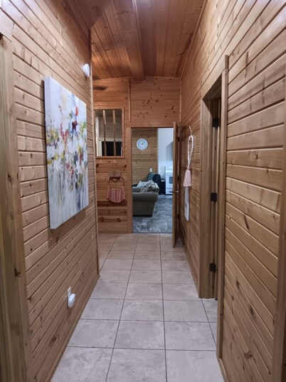 Pleasant 3-bedroom bungalow with AC in charming Clearfield