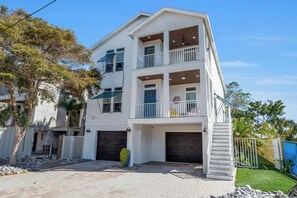 Exterior - Island Escape 3 blocks from beach W/ Heated Pool (Sarasota)