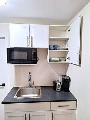 Microwave - Modern & cozy basement suite with private entrance in Prairie Pointe - Winnipeg! (Winnipeg)