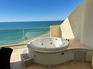 Outdoor spa tub - Tessoro 802 Oceanfront Luxury Condo (Las Conchas)