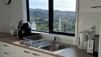 Een magnetron, een kookplaat