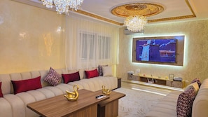 พรีเมียมอพาร์ทเมนท์, 2 ห้องนอน, ริมทะเล | บริเวณนั่งเล่น | ทีวีจอแบน