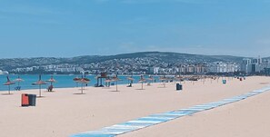 On the beach, 8 beach bars - Heart Tangier  Marina & Mall 1 min away (Tangier)