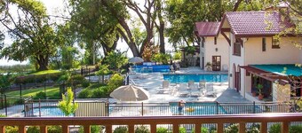 Adorable 1-bedroom resort by the lake near wineries with AC for Christmas week.