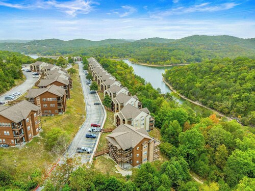 2BD/2BA Condo next to Silver Dollar City & Lake
