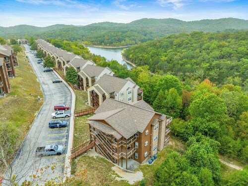 2BD/2BA Condo next to Silver Dollar City & Lake
