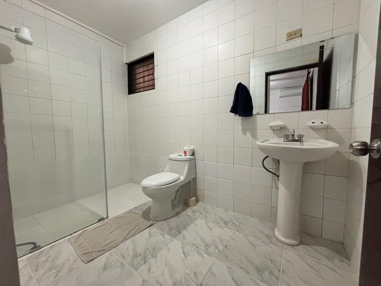 Duschwanne, kostenlose Toilettenartikel, Handtücher, Seife
