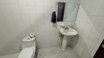 Combined shower/bathtub, free toiletries, towels, soap