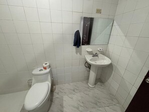 Combined shower/bathtub, free toiletries, towels, soap - Habitación privada (Santiago de los Caballeros)