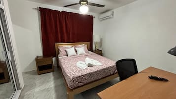 Skrivbord, arbetsyta för laptop och mörkläggningsgardiner