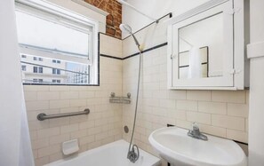 Towels, soap, toilet paper - Stylish Downtown LB Flat – Walk to Everything! (Long Beach)