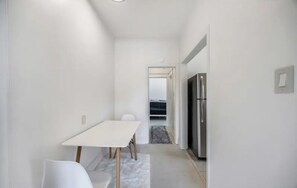 Dining - Stylish Downtown LB Flat – Walk to Everything! (Long Beach)