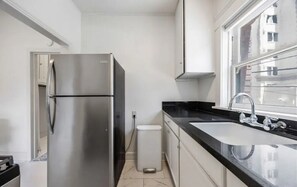 Private kitchen - Stylish Downtown LB Flat – Walk to Everything! (Long Beach)