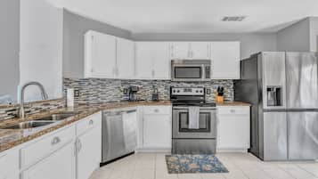 Mikrobølgeovn, ovn, kokeplater og oppvaskmaskin