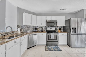 Microwave, oven, stovetop, dishwasher - Modern Texas Home. Prime Frisco Location (Frisco)