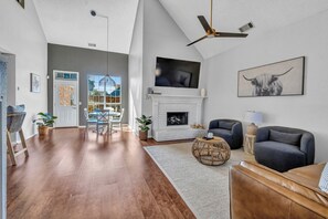 TV, fireplace - Modern Texas Home. Prime Frisco Location (Frisco)