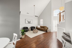 TV, fireplace - Modern Texas Home. Prime Frisco Location (Frisco)