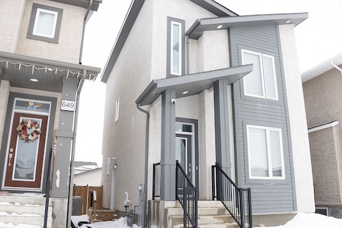 Modern, Cozy & Stylishly Furnished Suite | Private Entrance & Self Checkin