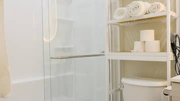 Dusche, Haartrockner, Handtücher, Seife