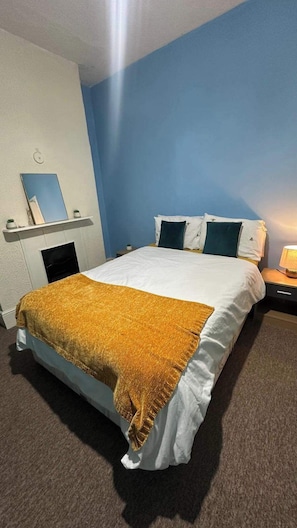 3 habitaciones, tabla de planchar con plancha, wifi y ropa de cama 