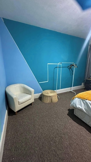 3 habitaciones, tabla de planchar con plancha, wifi y ropa de cama 