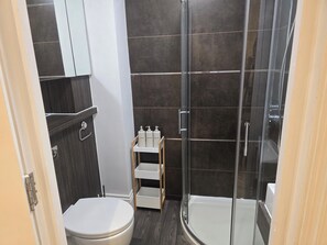 Douche, sèche-cheveux, serviettes fournies