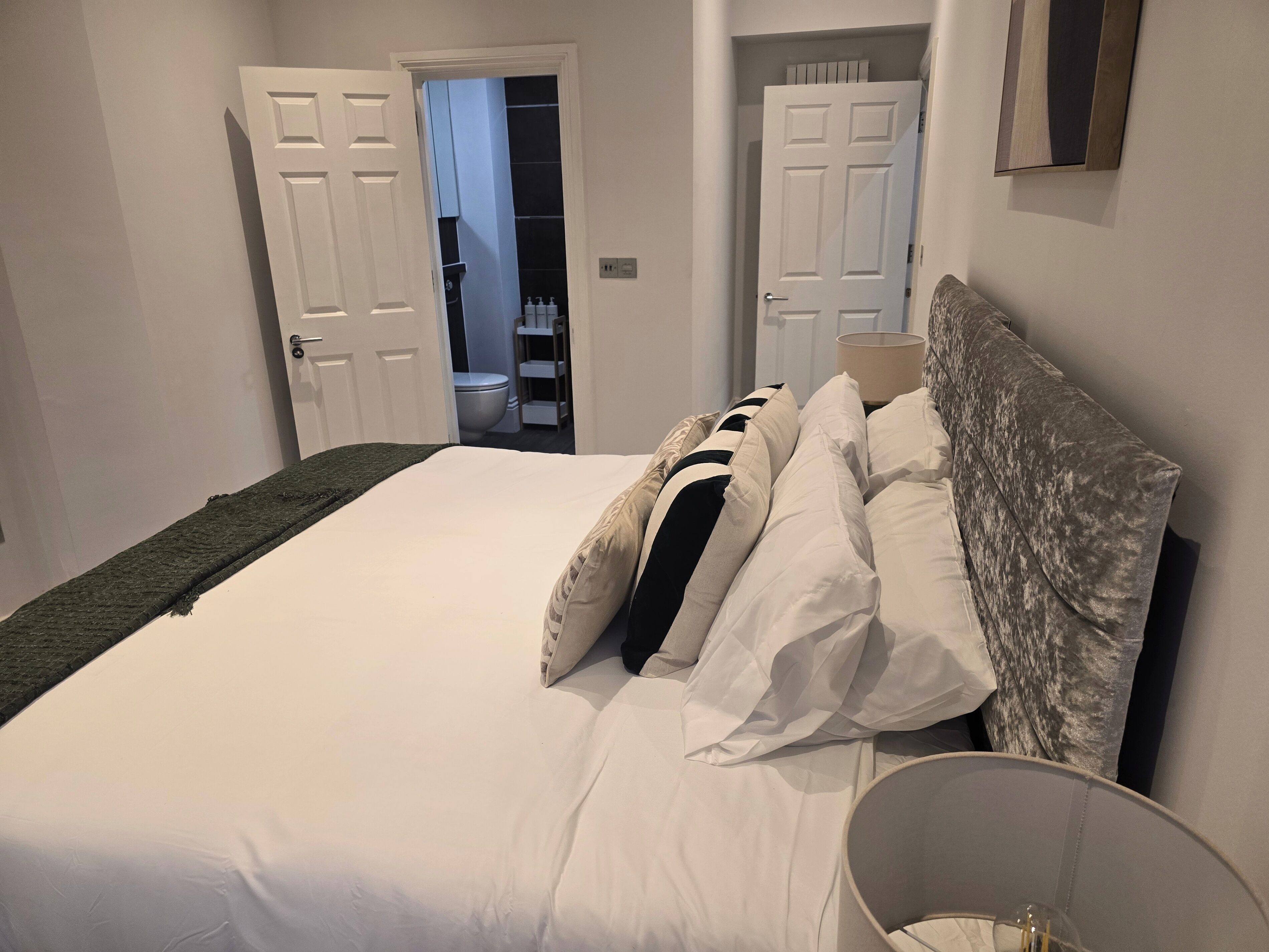 Iron/ironing board, WiFi, bed sheets