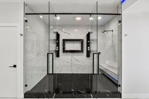 Shower, hair dryer, bidet, towels - Luxury 6500 SQFT, 7BR Estate Pool, Spa, Sauna, Basketball & BBQ (Los Angeles)