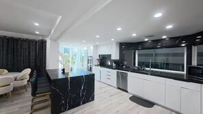 Micro-ondes, four, plaque de cuisson, lave-vaisselle