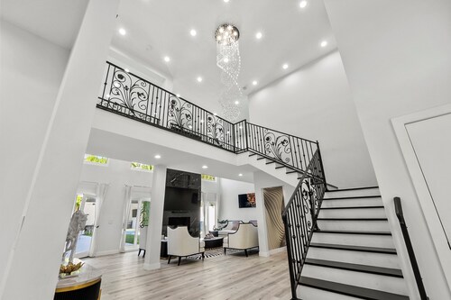 Luxury 6500 SQFT, 7BR Estate Pool, Spa, Sauna, Basketball & BBQ