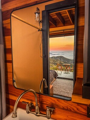 1 bedroom, bed sheets