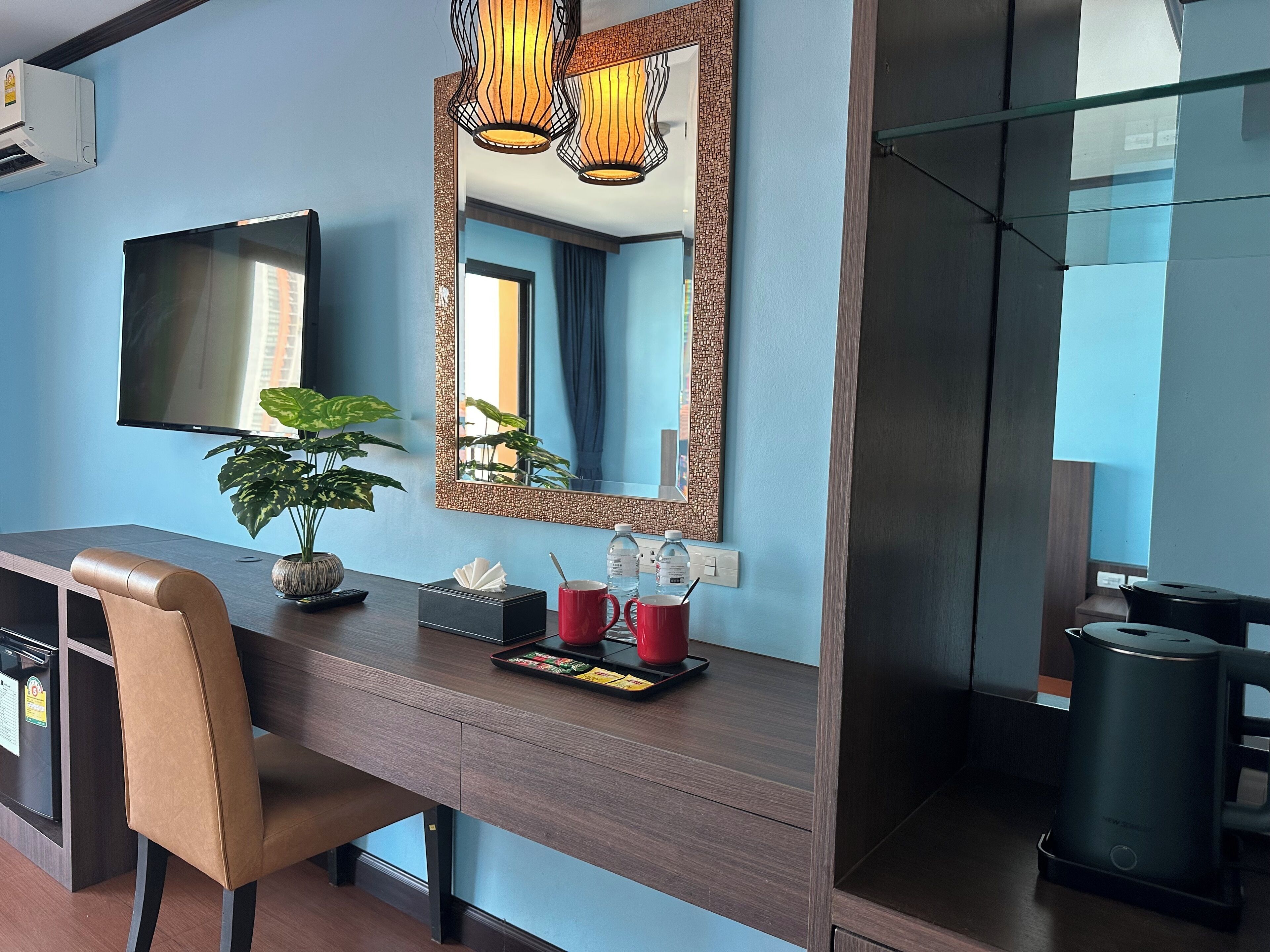 Minibar con artículos gratuitos y escritorio 