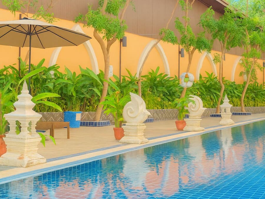 Una piscina al aire libre