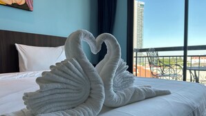 Studio Suite Superior, quang cảnh thành phố | Minibar với thức uống miễn phí, bàn