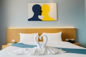 Superior studio suite, uitzicht op stad | Een gratis minibar, een bureau, een laptopwerkplek, beddengoed