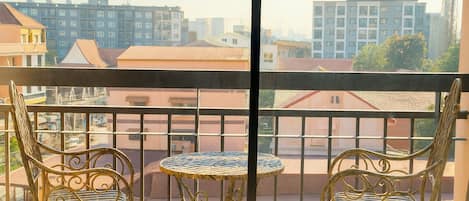 Studiosuite – superior, byutsikt | Minibar (inkludert), skrivebord, skrivebord for bærbar PC og sengetøy