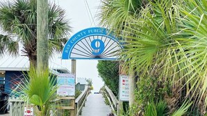Um caminho leva a um edifício com um arco azul identificado como 