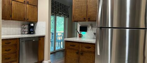 Jääkaappi, mikroaaltouuni, uuni, liesi