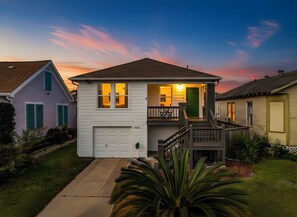 Exterior - Galveston Vacation Destination!! HUGE pool, Hot Tub, Fire Pit, Pool Table (Galveston)