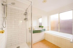 Shower, hair dryer, shampoo - Seednest Gameroom &Green Oasis (Hoppers Crossing)