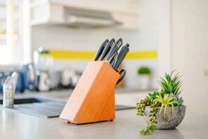 Fridge, microwave, oven, dishwasher - Seednest Gameroom &Green Oasis (Hoppers Crossing)