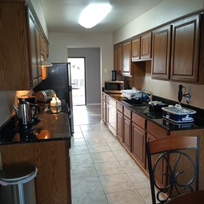 Microwave, oven, stovetop, dishwasher - Fabulous 3-bedroom house with AC in charming Brandon (Brandon)