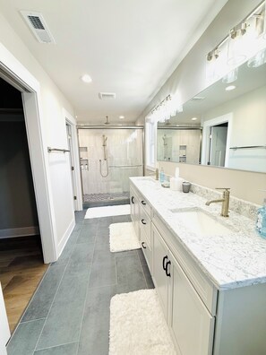 Shower, hair dryer, towels, soap - WELCOME to 20 Good Summers - Lake Anna Luxury Waterfront (Bumpass)