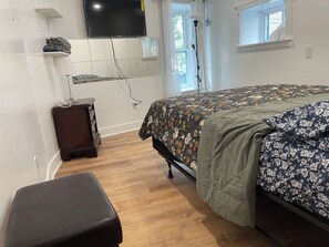 Iron/ironing board, WiFi, bed sheets - S4, queen Villege quiet  one bedroom, share bathroom and kitchen. (Philadelphia)